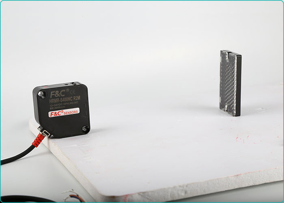 Sensor fotoelétrico retangular interurbano 400cm 12VDC Retro-reflexivo